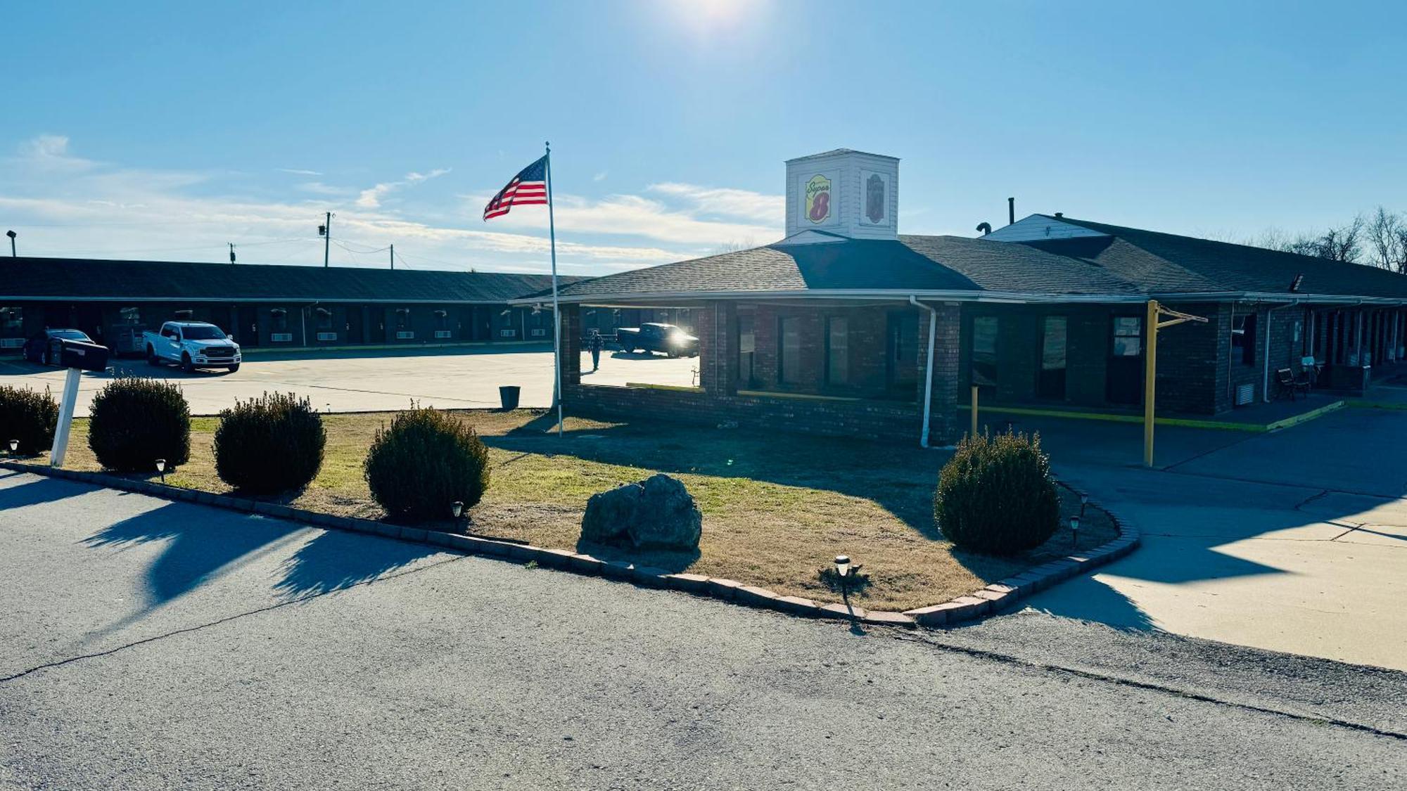 Motel Super 8 By Wyndham Henryetta Exterior foto